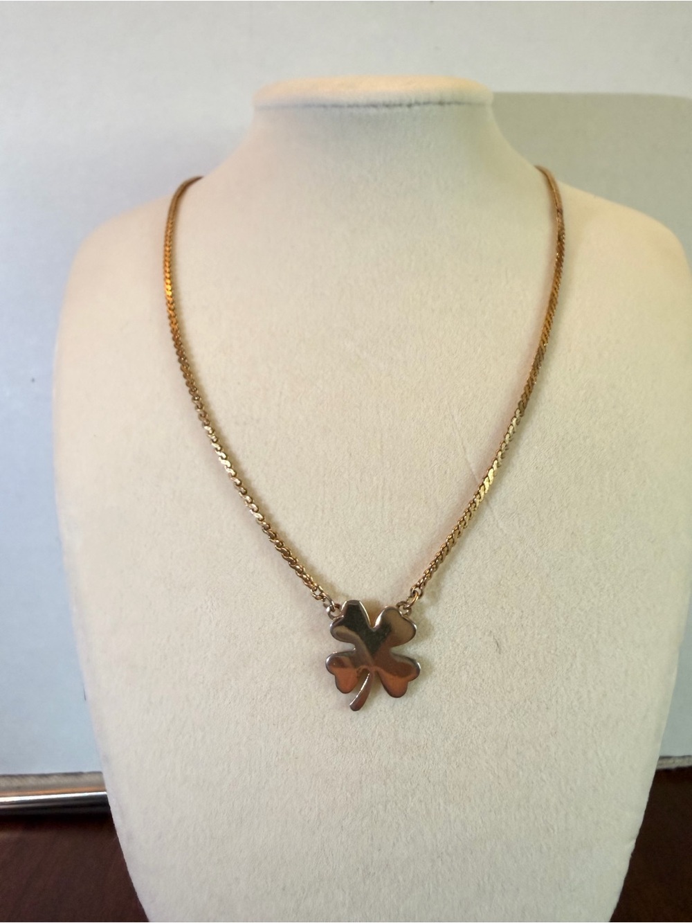15” VINTAGE Serpentine chain Gold toned Clover Necklace